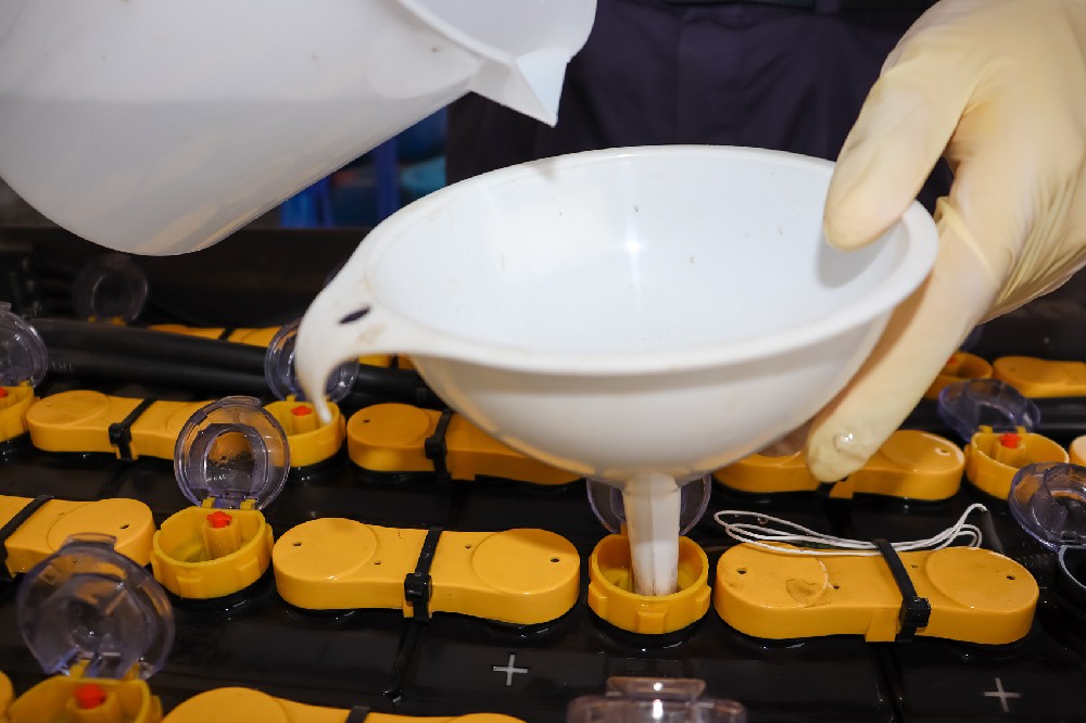 充電前，充電后，叉車電池應(yīng)該在什么時(shí)候加水？