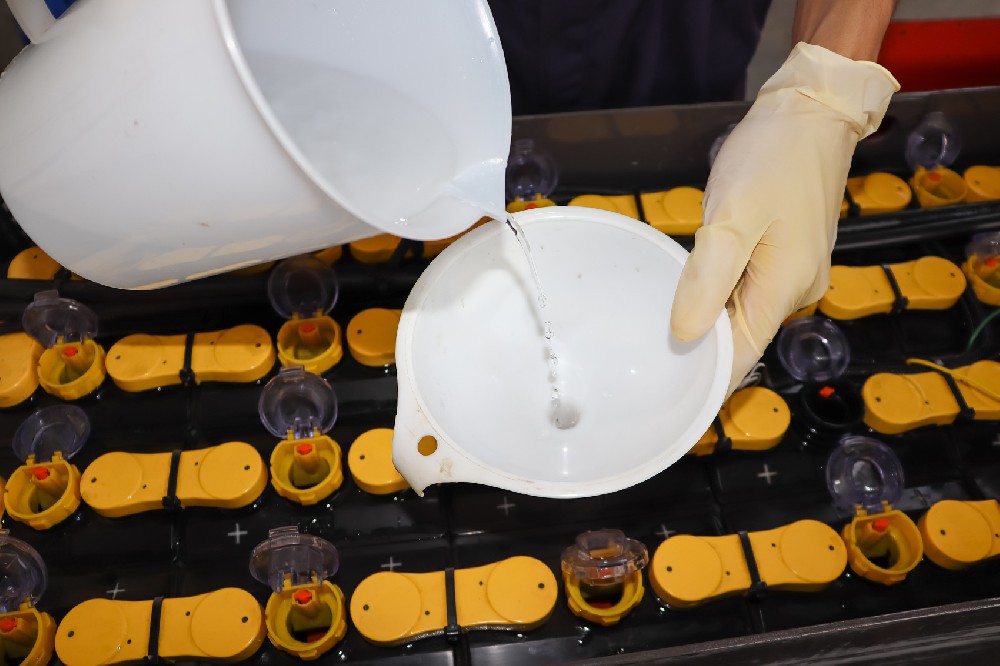 充電前還是充電后，叉車電池應(yīng)該在什么時(shí)候加水？