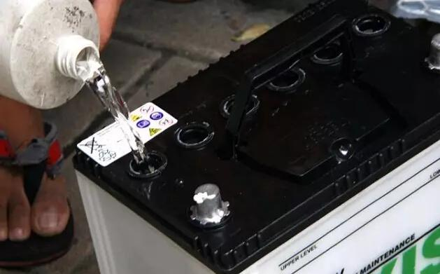 電瓶需要加什么水？如何加水？