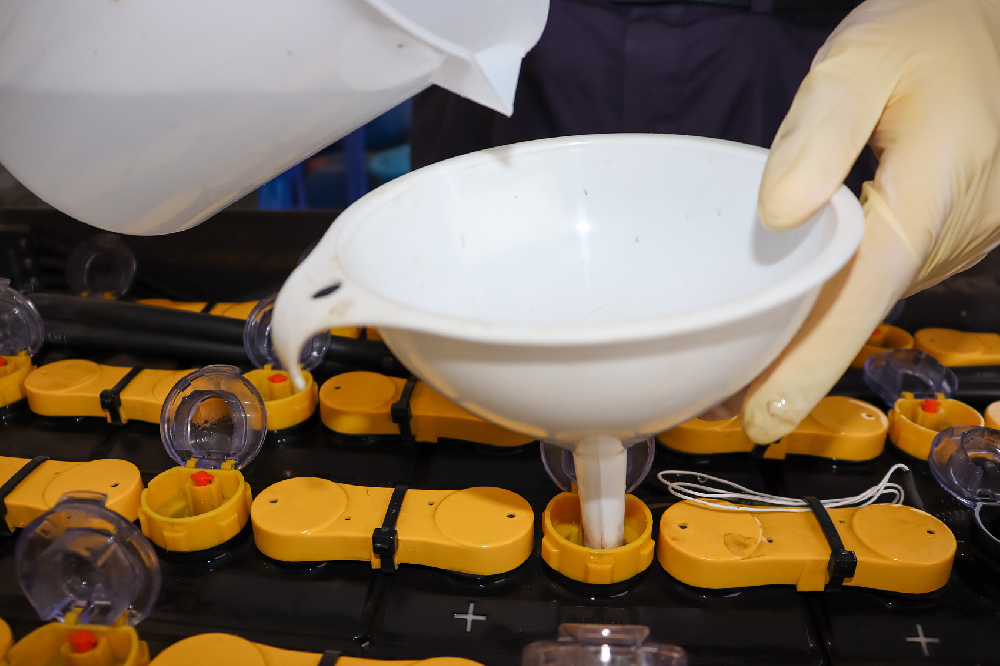 電瓶加水的正確步驟，電動(dòng)車電池需要加什么水？